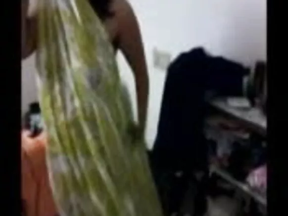 विवाहित पत्नी भारत भारतीय पत्नी तिच्या प्रियकरासह: ती संध्याकाळपर्यंत हिंदीमध्ये एक सेक्सी चित्रपट पाठवते