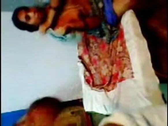 देसी आंटी तिच्या नवऱ्याने चोदलेली मद्रासी सेक्सी फिल्म