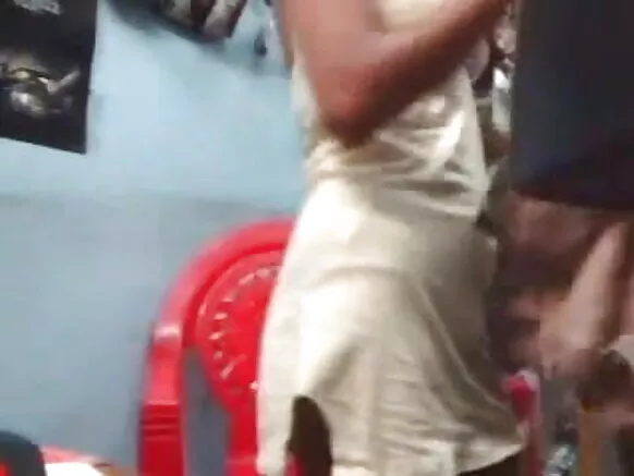मोठमोठे स्तन असलेले देसी जोडपे दुकानात सेक्सी चित्रपटात आरामात मिळत आहे