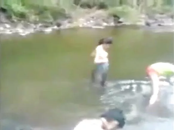 भारतीय मुलींसोबत नदीचा व्हिडिओ सेक्सी थेर bfs चित्रपट