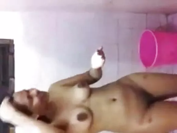 सुंदर भारतीय मुलगी बाथरूममध्ये तामिळ मित्रासोबत तिचा अविश्वसनीय सेक्सी चित्रपट दाखवते