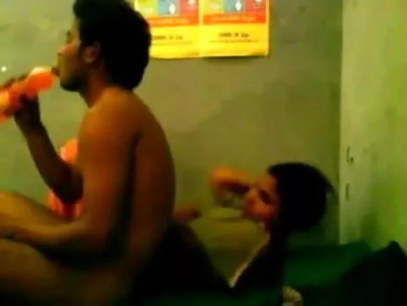 इंग्रजीमध्ये चित्रपटाच्या व्हिडिओमध्ये जोडपे सेक्सी आणि मजा करत आहे