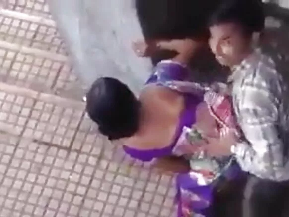 सार्वजनिक ठिकाणी पकडल्या गेलेल्या भारतीय जोडप्याने आपल्या प्रियकराला एक सेक्सी चित्रपट पाठवला जो सार्वजनिकरित्या पकडला गेला