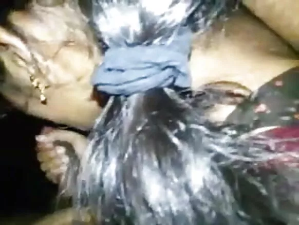 नवविवाहित शेजारी माझा लंड चोखत आहे