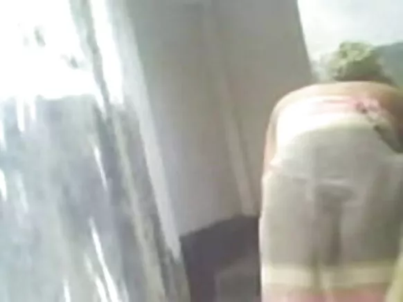 उत्तर भारतातील एका मुलीचा नग्न आंघोळ करतानाचा सेक्सी व्हिडिओ तिच्या नवीन गृहस्थांनी HD मध्ये कैद केला आहे