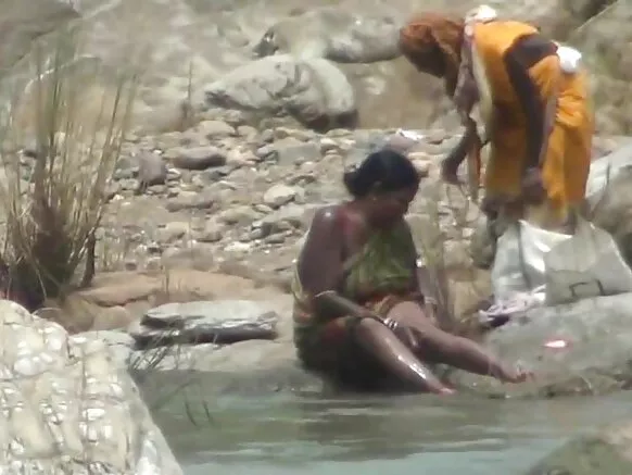 लेडी ओपन एअर करीना कपूर सेक्सी बाथरूम आउटडोअर बाथ इन द रिव्हरमध्ये हिडन चेंबर