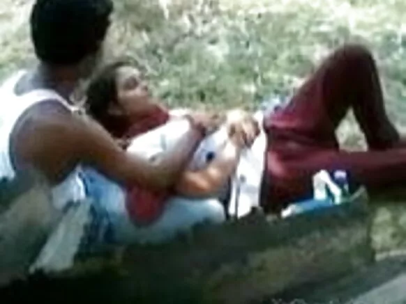 इंडिया सेक्स ब्लू ओपन गर्ल तिच्या बॉयफ्रेंडला पार्कमध्ये मुलीच्या स्तनांशी खेळू देते