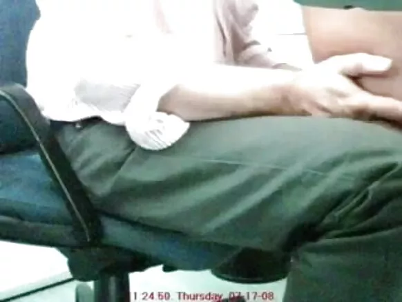 बॉस केबिन 15 मध्ये एका खुर्चीवर बसलेली हिंदी ऑफिसची मुलगी सेक्सी मानसी