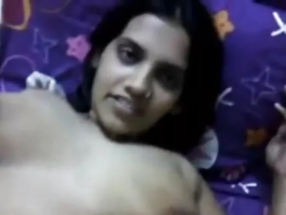 काही पती त्यांच्या सेक्सी बायकोला सेक्सी चित्रपट पाहताना चालताना दाखवतात.