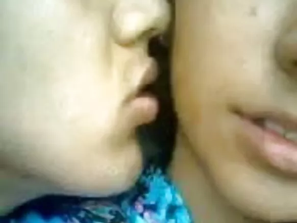गोड गोडवा सेक्सी चित्रपट सेक्सी चुंबन पाहिजे
