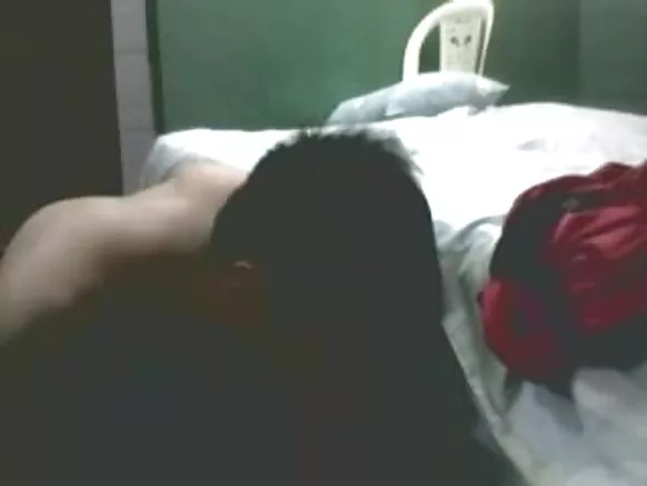आंटी इंडिया एका सेक्सी चित्रपटात तरुणाला चोदत आहे