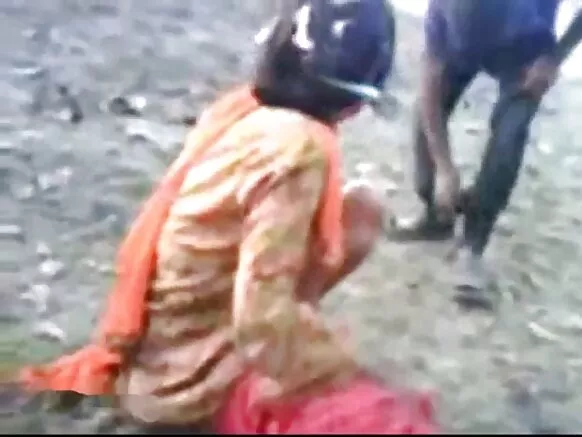 मादक भारतीय मैत्रीण तिच्या प्रियकराने घराबाहेर चोदले