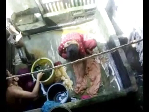 बांगला देसी शहराच्या मुली ढाका शहर मुख्यालयात आंघोळ करताना सेक्सी हिंदी खान माय देसी खोलो (5)