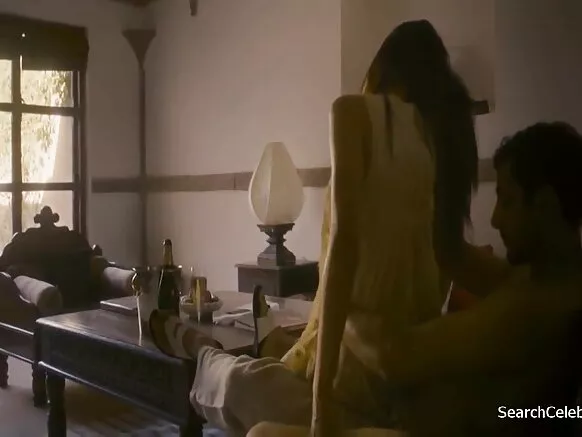 फ्रीडा पिंटो - सेक्सी आणि हॉट चित्रपट तृष्णा