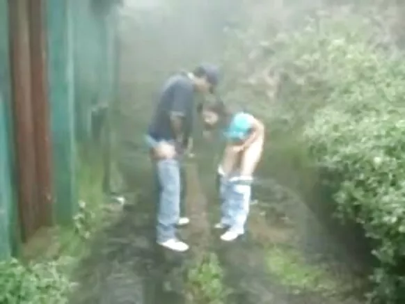 British Indian couple fucking in the rain hindi movie video ब्रिटिश जोडप्याने ला कॉलिना स्टेशनवर हल्ला केला
