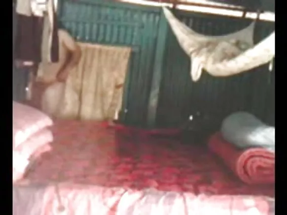 देसी कपल सेक्स मूव्ही बेडरूममध्ये मोठे स्तन चोदत आहे