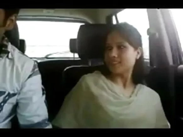 उत्तर भारतातील तरुण जोडपे एका तरुण चित्रपटाचा आनंद घेत आहेत सेक्सी चित्रपट हिंदी कार भाग-i