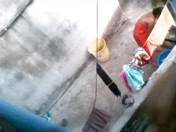 आंटी शेजारी एक मादक बाथरूम ब्लू प्रतिमा घेत पकडले