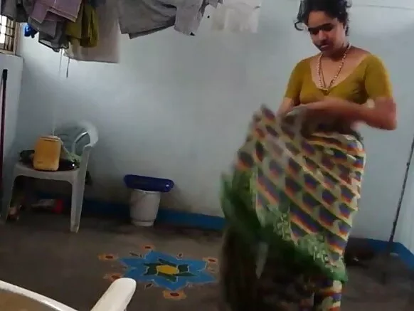 देसी सेक्सी शो शो केसाळ धुरी विथ देसी बाथ साडी बाथरूम नंतर वापरते