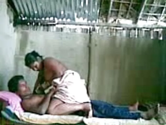 माझी मादक भारतीय मोलकरीण चौधरी तिच्या भारतीय प्रियकरासह चित्रपटात हेरगिरी करते
