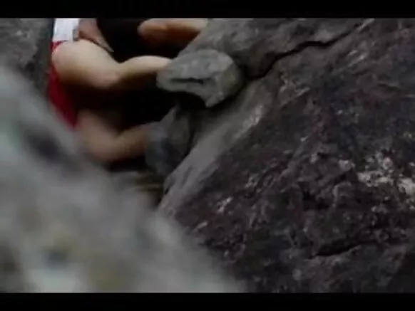 Goa salman ki sexy movie गोव्याचा समुद्रकिनारा खडकाच्या मागे लपलेला आहे.