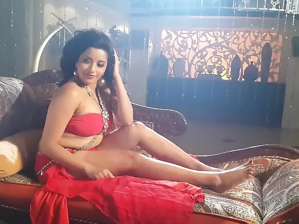 कोणीतरी, प्लीज बॉलीवूड लावा आणि पडून मोनालिसा सेक्सी चित्रपट बनवा.