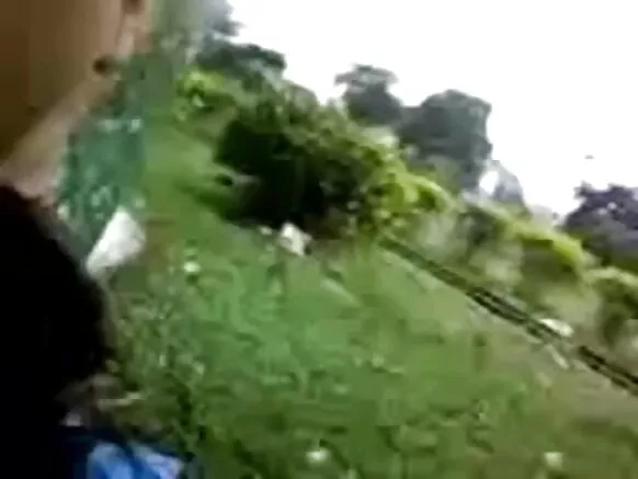 देसी बेब इंग्रजीमध्ये चुंबन घेते आणि मादक निळ्या बुब्स उघडते