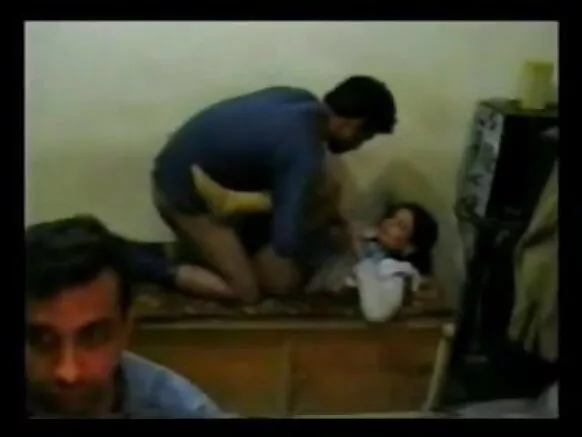 पाकिस्तानी मोबाईल मुलगी दोन पूर्णपणे मादक लोकांना इंग्रजीत काही मिनिटांत घेत आहे