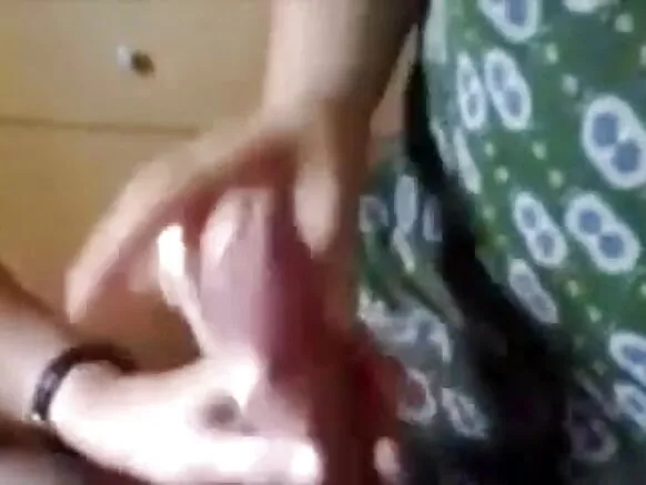 दिल्लीतील गृहिणी आपल्या मेव्हण्याला पेंढा देत आहे