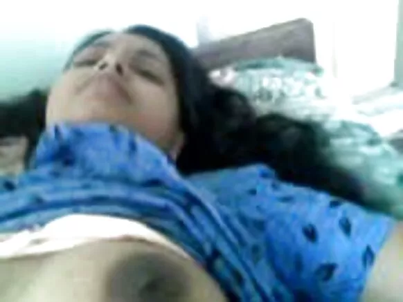 सुंदर आंटी तिचे मस्त आणि सुंदर सेक्सी बुब्स दाखवत आहे