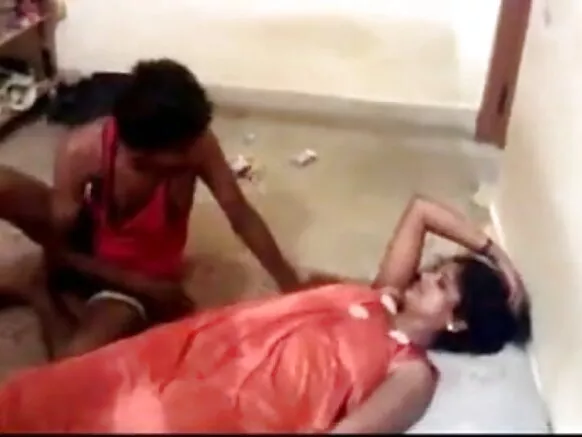 भारत कॉर्नूडो बायकोला तिच्या बायकोला चोदण्याचा आनंद मिळतो