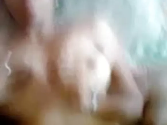 पातळ आणि ताठ स्तनाग्र असलेली पातळ आणि मादक भारतीय वेश्या एका सेक्सी चित्रपटात एका क्लायंटला चोदते