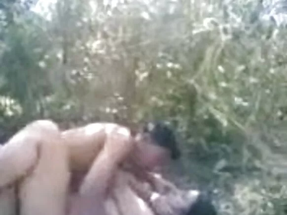 उत्तर भारतातील आंटी टेटोना तिच्या प्रियकराला चोदत आहे
