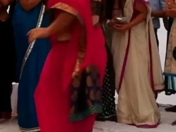 हॉट युनिव्हर्सिटी मुलींच्या सेक्सी प्रतिमांसह नाचत असलेल्या सुंदर व्हिडिओमध्ये नॉन-न्यूड मुली दाखवा.