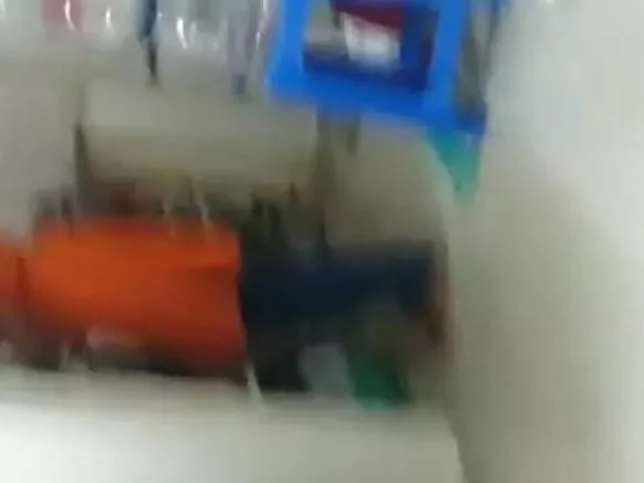 चीफ एका जुन्या सेक्सी चित्रपटात मोलकरणीला कोंबडा दाखवतो