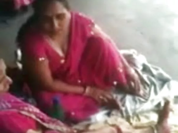 गजबजलेल्या रेल्वे स्टेशनवर बस्टी इंडियन एमआयएलएफ 2(o)(o) सेक्सी बीपी व्हिडिओ