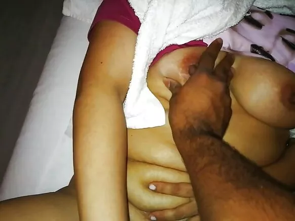 भारतीय महिला तिच्या हाताने स्ट्रॉ मसाज देत आहे