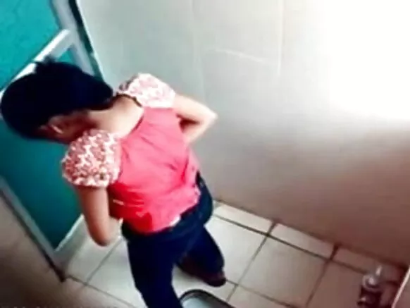 बांग्ला देसी सेक्सी सेक्सी इमेज देसी ढाका गर्ल्स डेल अल्बर्गने बाथरूमच्या मुख्यालयात छुपा कॅमेरा लावला