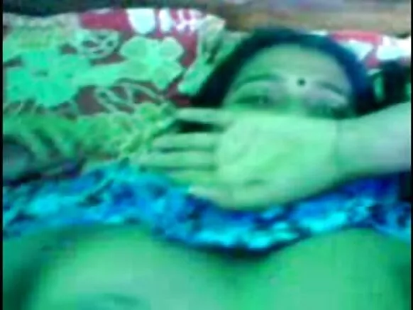 बांगला देसी देसी आंटी तिच्या मुलीच्या दोन ट्यूटर सोबत सेक्स करत आहे सेक्सी खाजगी फिल्मी व्हिडिओ