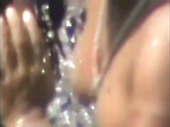 भारतीय शहरातील महिलांना मोबाईल मध्ये नग्न अंघोळ करताना पकडले hindi movie sexy