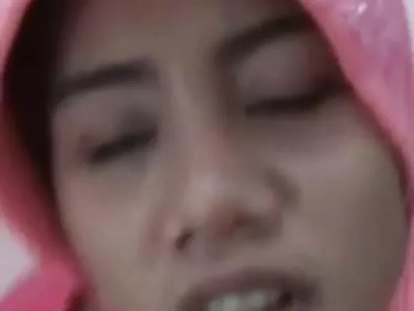 इंडिया फर्स्ट व्हाईट पोल्ला मूव्ही डे लास मॅनेरियाच्या पहिल्या व्हिडिओमध्ये पांढरा कोंबडा