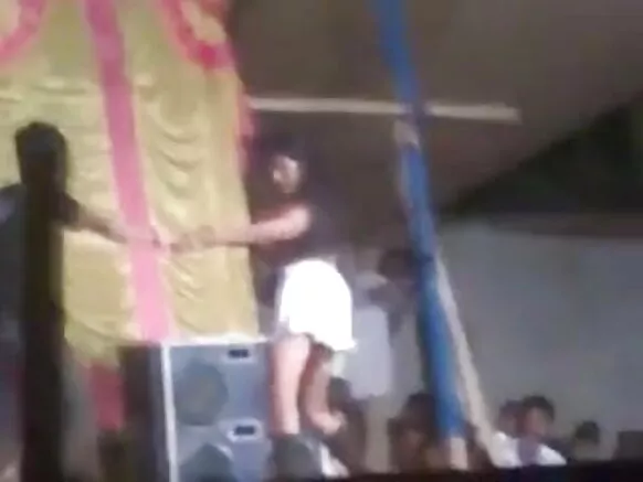 भारतीय मुलगी नग्न सार्वजनिक तमाशा सेक्सी डान्स सेक्सी व्हिडिओ सार्वजनिक ठिकाणी दाखवते