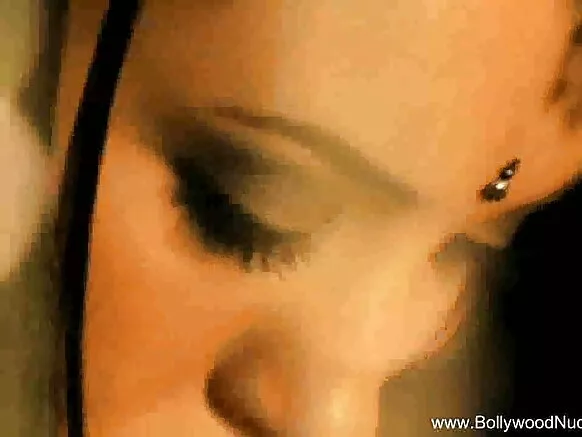 Beautiful sexy naked hindi full video स्त्री सुंदर नग्न प्रकट झाली आहे
