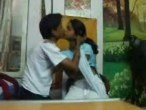 bf xxx मुलीने मुलींना लंड चोखताना पकडले आणि स्तन चोखले sexy movie hd