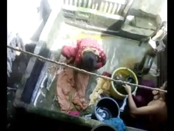 2 मादक महिला मादक महिला सेक्सी बाथरूम