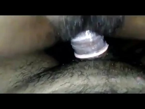 एका भारतीयाची केसाळ आणि घामाघूम मांजर कंडोमने चोदलेली आहे