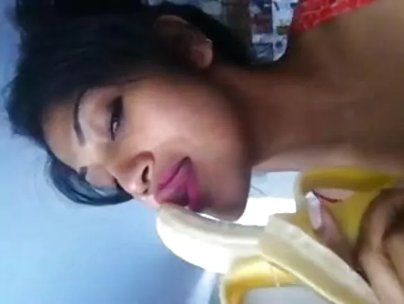 मी देसी सेक्सी फोटो शो व्हिडिओ मुलगी देसी केळ्याने लंड कसे चोखायचे ते दाखवते