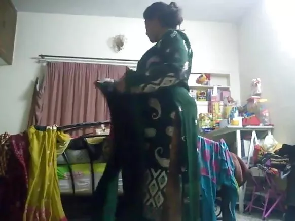 हिंदीतील हॉट आंटी सेक्सी शो चित्रपट छुप्या कॅमेऱ्याने कैद केला आहे