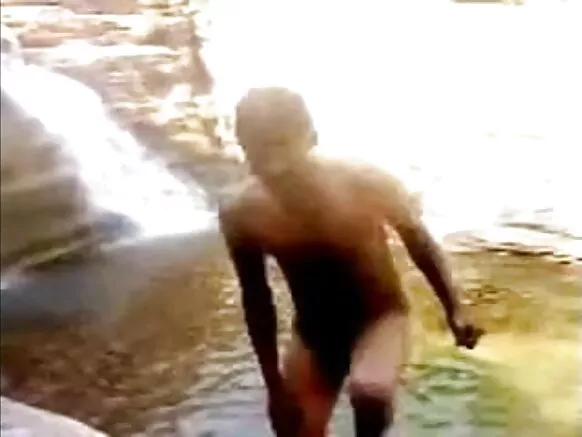 दुस-या मित्रासोबत सेक्सी मूव्हीचे रेकॉर्डिंग सत्र करताना चोरटी आंटी चोदते