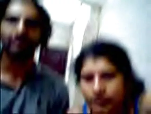 सेक्सी देसी चित्रपट पाहण्यासाठी जोडप्याला वेबकॅमवर परफॉर्म करायला आवडते